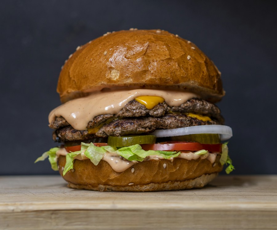 Burger with crisp vegetables